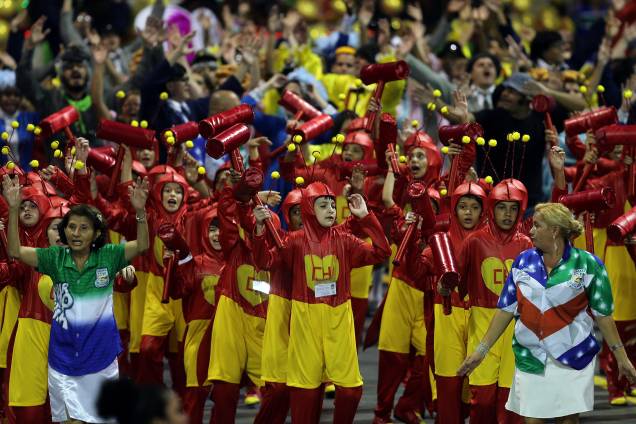 Crianças da escola de samba Unidos de Vila Maria desfilam com a roupa do personagem Chapolin durante a segunda noite noite de carnaval em São Paulo, no sambódromo do Anhembi - 11/02/2018 Crianças da escola de samba Unidos de Vila Maria desfilam com a roupa do personagem Chapolin durante a segunda noite noite de carnaval em São Paulo, no sambódromo do Anhembi - 11/02/2018
