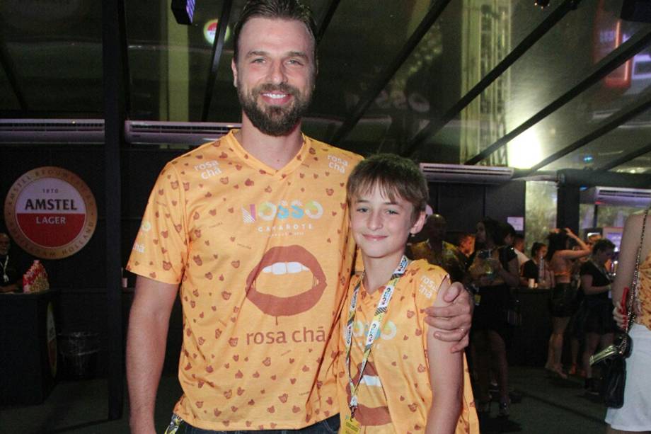 Cássio Reis e seu filho Noah chegam ao Nosso Camarote, no Sambódromo do Rio de Janeiro - 12/02/2018