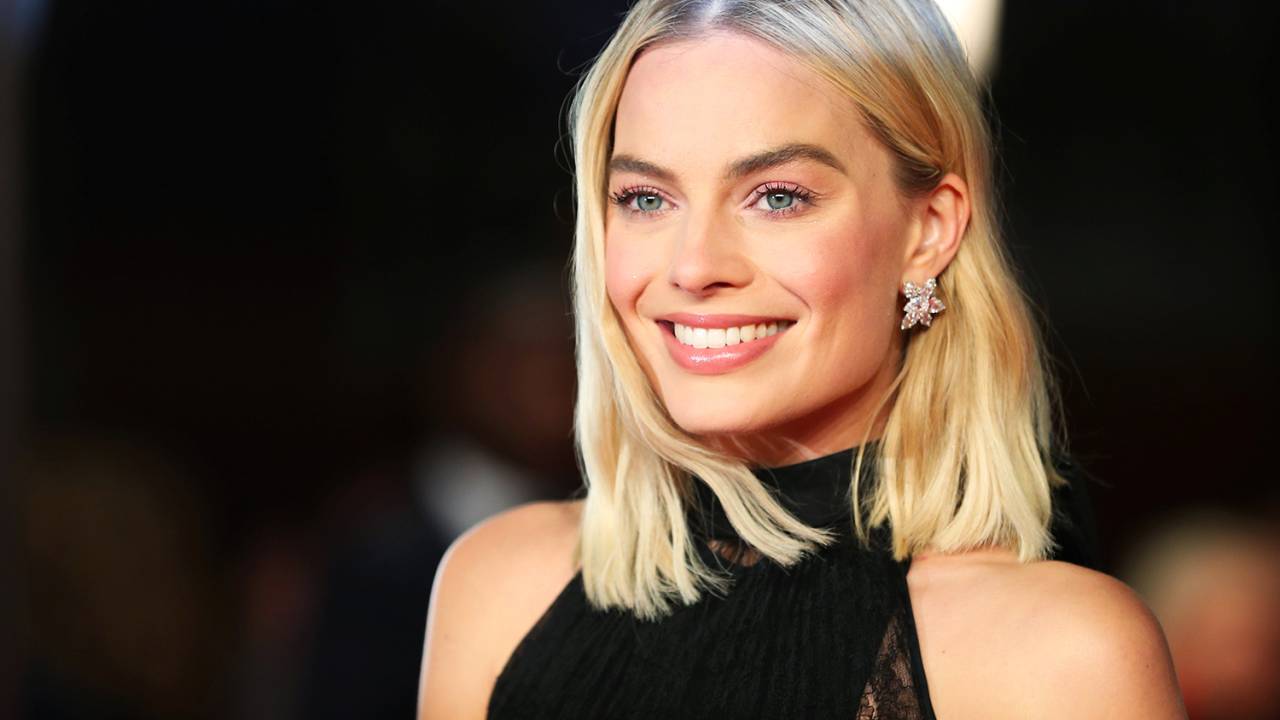 Margot Robbie posa para foto no tapete vermelho, antes da premiação do BAFTA, em Londres - 18/02/2018