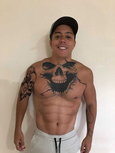 Humoristas utilizam aplicativo para deixar a barriga tanquinho. Na imagem ,o comediante Renato Albani após o efeito do aplicativo