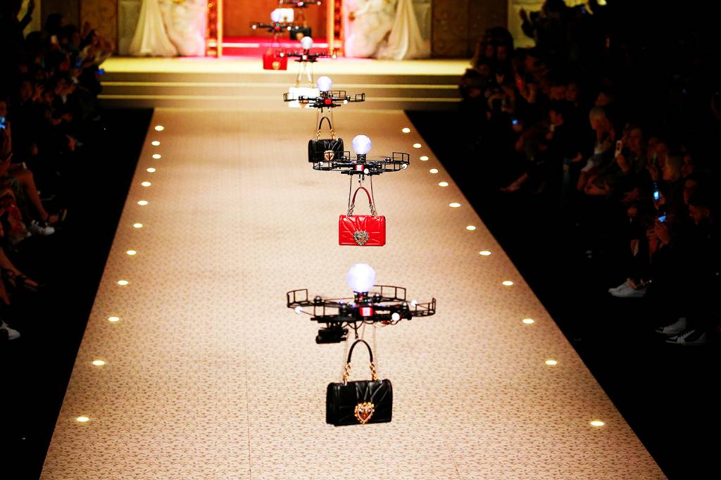 Dolce & Gabbana substitui modelos por drones em Milão