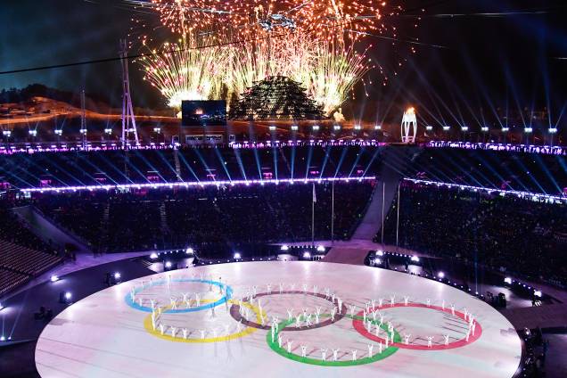 Fogos de artifício iluminam o céu de Pyeongchang durante a cerimônia de encerramento dos Jogos Olímpicos de Inverno - 25/02/2018 Fogos de artifício iluminam o céu de Pyeongchang durante a cerimônia de encerramento dos Jogos Olímpicos de Inverno - 25/02/2018