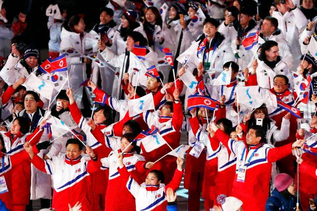 Atletas da Coreia do Sul e do Norte desfilam juntas durante a cerimônia de encerramento dos Jogos Olímpicos de Inverno, em Pyeongchang - 25/02/2018 Atletas da Coreia do Sul e do Norte desfilam juntas durante a cerimônia de encerramento dos Jogos Olímpicos de Inverno, em Pyeongchang - 25/02/2018