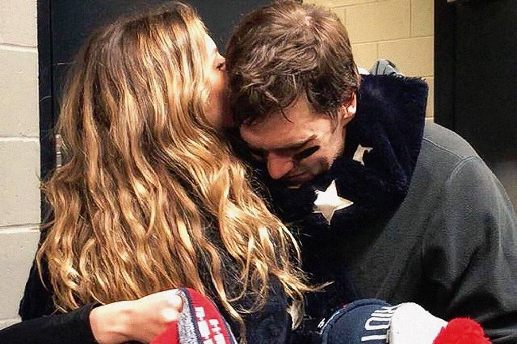 Gisele Bündchen abraça o marido Tom Brady