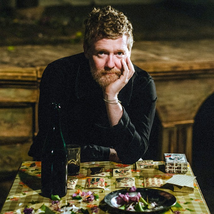 Vídeo mostra Glen Hansard cantando em bar horas antes de acidente fatal