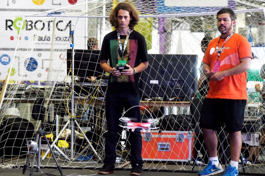 Participante aprende a pilotar drone na arena da Campus Party 2018