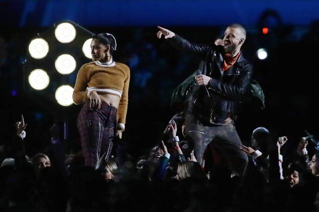Justin Timberlake, sempre bem humorado, acena para público durante o show do intervalo do Super Bowl 2018 Justin Timberlake, sempre bem humorado, acena para público durante o show do intervalo do Super Bowl 2018