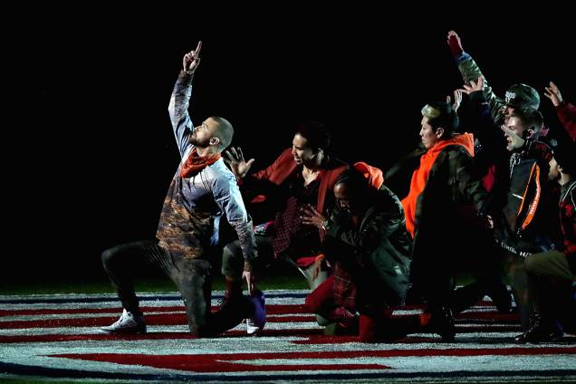 O show foi marcado pela performance de Justin Timberlake junto com dançarinos O show foi marcado pela performance de Justin Timberlake junto com dançarinos