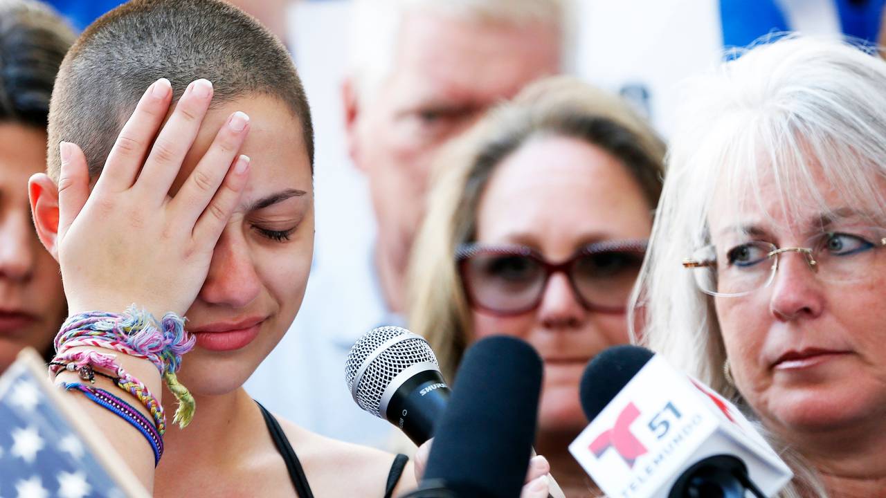 Emma Gonzalez se emociona durante discurso realizado em protesto a favor de mudanças na lei de posse de armas, em Fort Lauderdale, no estado americano da Flórida - 17/02/2018