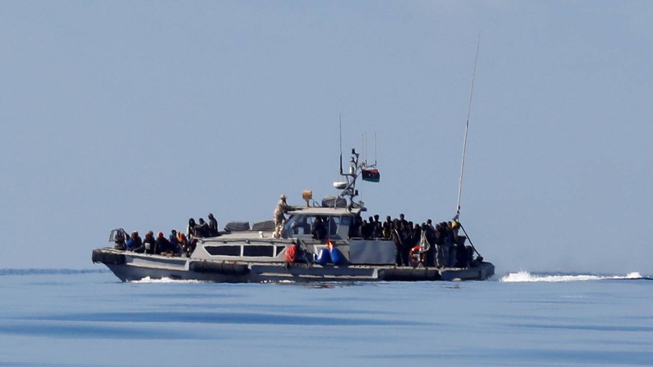 Imigrantes resgatados na Costa da Líbia