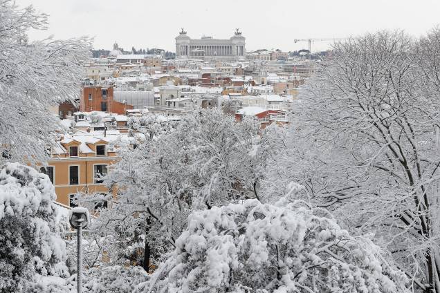 Uma vista panorâmica mostra tetos de casas, edifícios e copas de árvores cobertos pela neve que transformou a paisagem da cidade de Roma, na Itália - 26/02/2018 Uma vista panorâmica mostra tetos de casas, edifícios e copas de árvores cobertos pela neve que transformou a paisagem da cidade de Roma, na Itália - 26/02/2018
