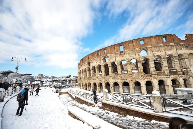 Onda de frio 'Burian' atinge Roma, capital da Itália. Na foto, pessoas caminham próximas ao Coliseu - 26/02/2018 Onda de frio 'Burian' atinge Roma, capital da Itália. Na foto, pessoas caminham próximas ao Coliseu - 26/02/2018