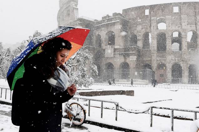 Onda de frio 'Burian' atinge Roma, capital da Itália. Na foto, mulher caminha próxima ao Coliseu - 26/02/2018 Onda de frio 'Burian' atinge Roma, capital da Itália. Na foto, mulher caminha próxima ao Coliseu - 26/02/2018