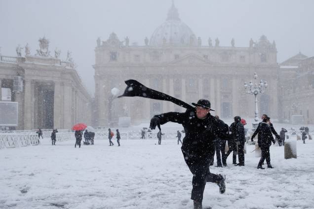 Um padre é visto arremessando uma bola de neve durante uma nevasca na cidade de Roma, na Itália - 26/20/2018 Um padre é visto arremessando uma bola de neve durante uma nevasca na cidade de Roma, na Itália - 26/20/2018