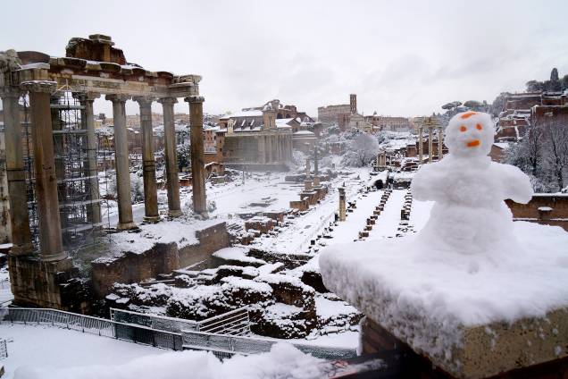 Um boneco de neve é visto enfeitando a vista do Fórum Antigo, em Roma, na Itália - 26/02/2018 Um boneco de neve é visto enfeitando a vista do Fórum Antigo, em Roma, na Itália - 26/02/2018
