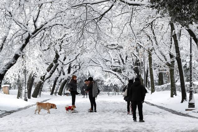 Pessoas levam seus cachorros para brincar com a neve que caiu durante uma onda de frio na cidade de Roma, na Itália - 26/02/2018 Pessoas levam seus cachorros para brincar com a neve que caiu durante uma onda de frio na cidade de Roma, na Itália - 26/02/2018