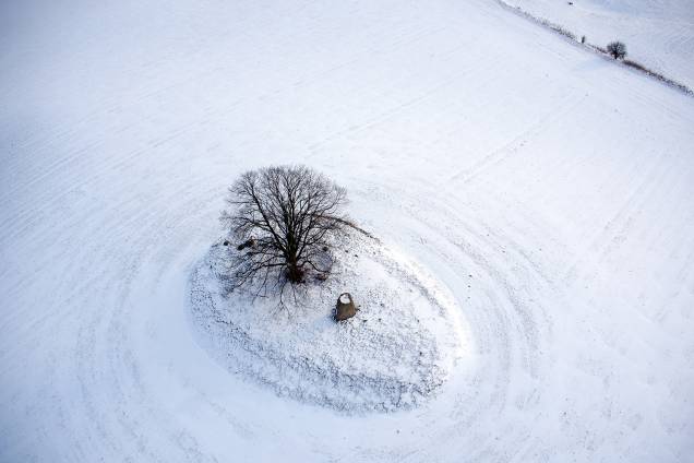 Drone fotografa campo coberto de neve em Grofl Stieten, na Alemanha - 27/02/2018 Drone fotografa campo coberto de neve em Grofl Stieten, na Alemanha - 27/02/2018