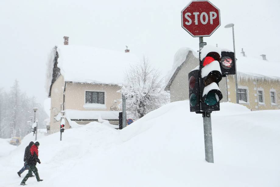 Pedestres caminham entre a neve, em Delnice, oeste da Croácia, durante onda de frio que atinge a Europa - 27/02/2018