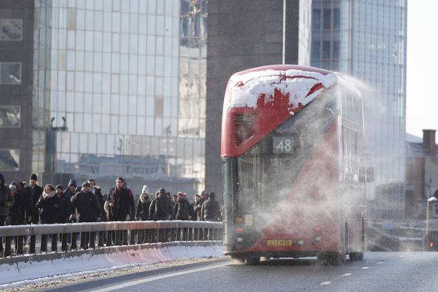 Neve é vista sobre ônibus pedestres atravessam a London Bridge, durante onda de frio que atinge a Europa - 28/02/2018 Neve é vista sobre ônibus pedestres atravessam a London Bridge, durante onda de frio que atinge a Europa - 28/02/2018