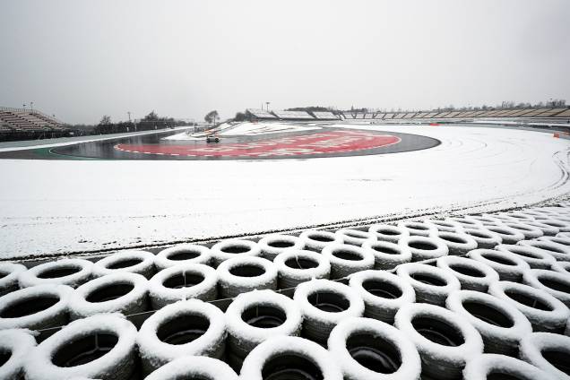 Controlador de corridas checa o Circuito da Catalunha, na Espanha, durante testes para a temporada 2018 da Fórmula 1, em onda de frio que atinge a Europa - 28/02/2018 Controlador de corridas checa o Circuito da Catalunha, na Espanha, durante testes para a temporada 2018 da Fórmula 1, em onda de frio que atinge a Europa - 28/02/2018