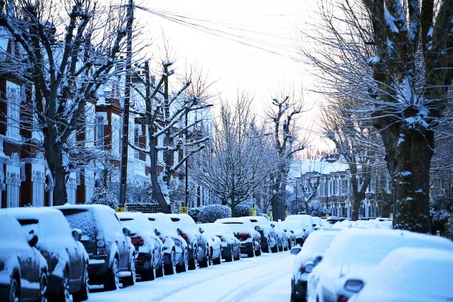 Veículos são vistos cobertos de neve em uma rua no sul de Londres, na Inglaterra, durante onda de frio que atinge a Europa - 28/02/2018 Veículos são vistos cobertos de neve em uma rua no sul de Londres, na Inglaterra, durante onda de frio que atinge a Europa - 28/02/2018