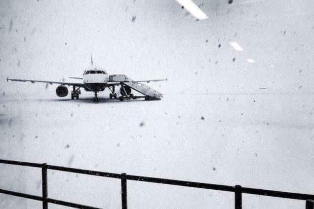 Forte nevasca atinge pista do aeroporto de Glasgow, no Reino Unido - 28/02/2018 Forte nevasca atinge pista do aeroporto de Glasgow, no Reino Unido - 28/02/2018