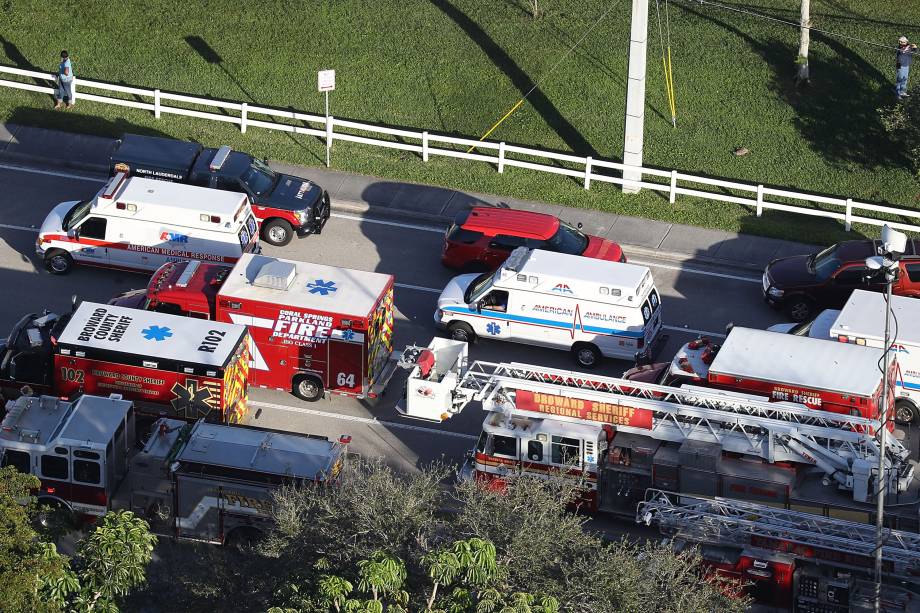 Equipes de Resgate trabalham na cena de um ataque a tiros na Escola Secundária Marjory Stoneman Douglas em Parkland, Flórida - 14/02/2018