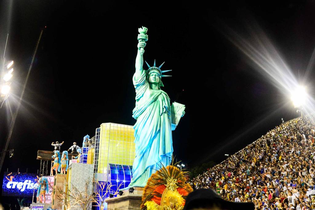 Est&aacute;tua da Liberdade em carro aleg&oacute;rico da escola de samba Portela, durante desfile na Marques de Sapuca&iacute; na cidade do Rio de Janeiro - 13/02/2018