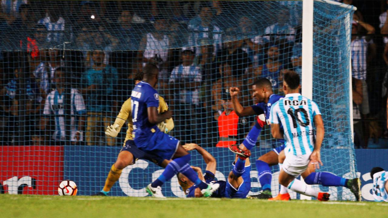 Martínez faz um de seus gols contra o Cruzeiro