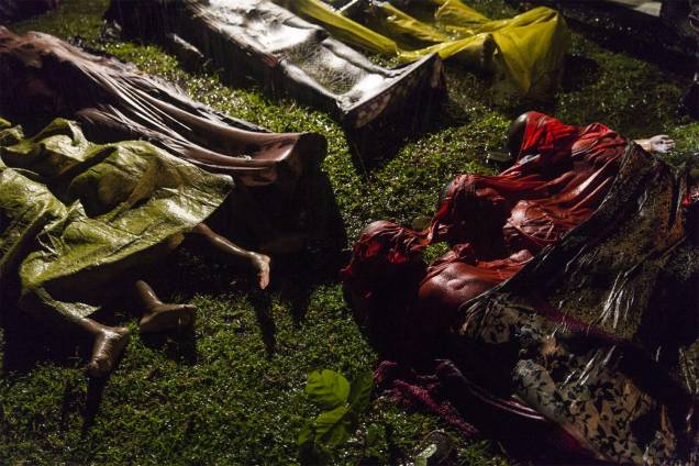 Corpos de refugiados Rohingya são estendidos na grama após o barco em que eles estavam tentando fugir de Mianmar afundou a cerca de oito quilômetros da praia de Inani, perto de Cox's Bazar, no Bangladesh. Cerca de 100 pessoas estavam no barco antes de virar. Apenas 17 sobreviveram - 28/09/2018 Corpos de refugiados Rohingya são estendidos na grama após o barco em que eles estavam tentando fugir de Mianmar afundou a cerca de oito quilômetros da praia de Inani, perto de Cox's Bazar, no Bangladesh. Cerca de 100 pessoas estavam no barco antes de virar. Apenas 17 sobreviveram - 28/09/2018