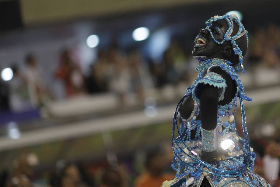 Participante da escola de samba Salgueiro é fotografada durante o desfile do Grupo Especial, no sambódromo do Rio de Janeiro - 13/02/2018