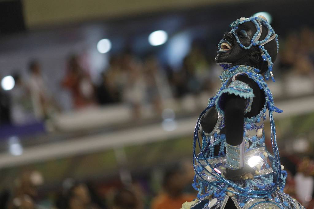 Participante da escola de samba Salgueiro &eacute; fotografada durante o desfile do Grupo Especial, no samb&oacute;dromo do Rio de Janeiro - 13/02/2018