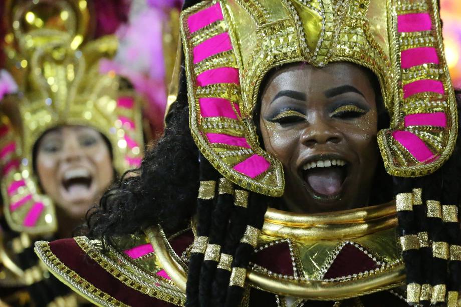 Integrantes do Salgueiro vestidas como egípcias são vistas durante o desfile do Grupo Especial na Sapucaí - 13/02/2018