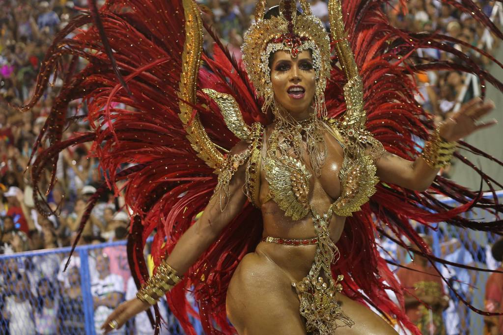 Kamilla Carvalho, musa do Salgueiro durante o desfile na Sapuca&iacute; - 13/02/2018