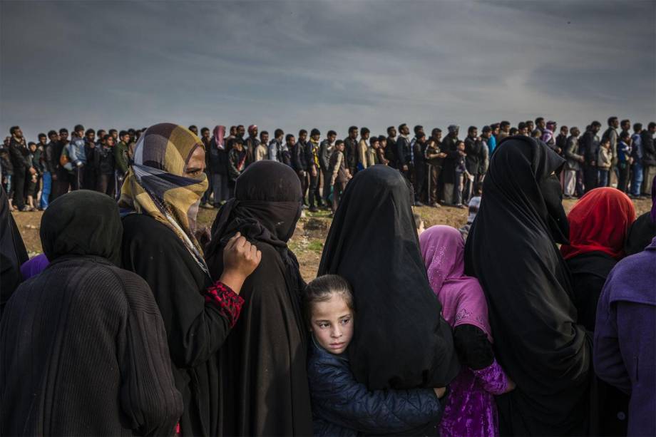 Civis que permaneceram no oeste de Mosul durante a batalha para retomar a cidade, formam uma fila para a distribuição de ajuda no bairro Mamun - 15/03/2017