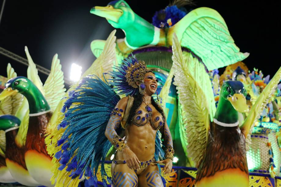 Passista da União da Ilha samba durante o desfile do Grupo Especial, no sambódromo do Rio de Janeiro - 12/02/2018