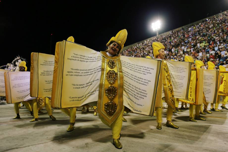 Integrantes da escola de samba Unidos da Tijuca durante o desfile do Grupo Especial, na Marques de Sapucaí, Rio de Janeiro - 12/02/2018