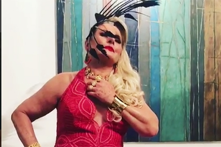 A atriz Vera Fischer antes do baile do Copacabana Palace