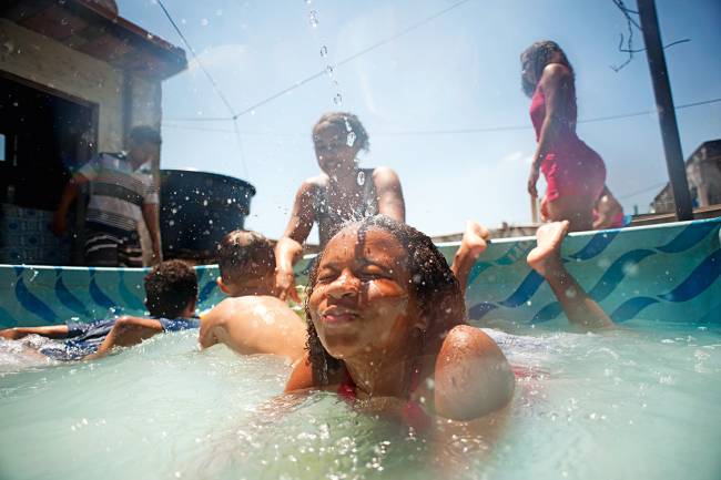 REFRESCO Lazer no quintal: Laís, de 10 anos, aproveita um momento de trégua no conflagrado Complexo do Alemão