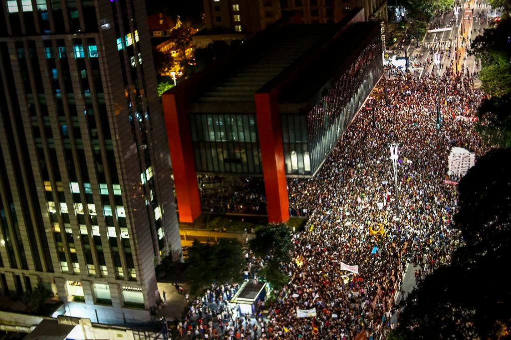 Manifestantes protestam pela morte da vereadora Marielle Franco (PSOL) e do motorista Anderson Gomes, na avenida Paulista, S&atilde;o Paulo - 15/03/2018