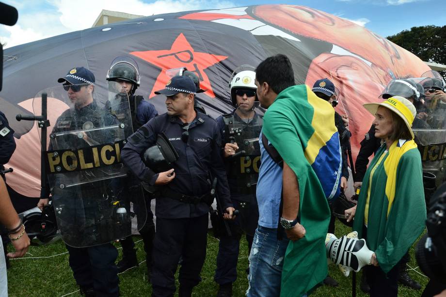 Grupos contrários ao ex-presidente Luiz Inácio Lula da Silva (PT), protestam em frente ao prédio do Supremo Tribunal Federal, em Brasília - 22/03/2018