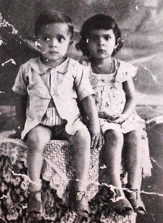 Sétimo filho de um casal de lavradores, Luiz Inácio Lula da Silva nasceu em 1945, em Caetés, no sertão de Pernambuco, em uma família humilde. Em 1949 tirou seu primeiro retrato, ao lado da irmã Maria, dois anos mais velha. Sétimo filho de um casal de lavradores, Luiz Inácio Lula da Silva nasceu em 1945, em Caetés, no sertão de Pernambuco, em uma família humilde. Em 1949 tirou seu primeiro retrato, ao lado da irmã Maria, dois anos mais velha.