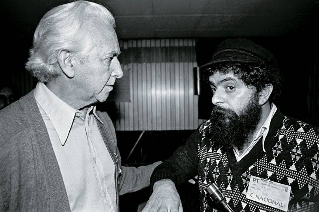No mesmo ano em que teve sua prisão revogada, o Partido dos Trabalhadores (PT) é fundado. Lula é o primeiro presidente da nova legenda, apoiada por militantes, sindicalistas e estudantes. Na foto, o presidente conversa com o político Apolônio de Carvalho, ex-combatente da Guerra Civil Espanhola e símbolo da esquerda, na pré-convenção do partido, em 1980. No mesmo ano em que teve sua prisão revogada, o Partido dos Trabalhadores (PT) é fundado. Lula é o primeiro presidente da nova legenda, apoiada por militantes, sindicalistas e estudantes. Na foto, o presidente conversa com o político Apolônio de Carvalho, ex-combatente da Guerra Civil Espanhola e símbolo da esquerda, na pré-convenção do partido, em 1980.