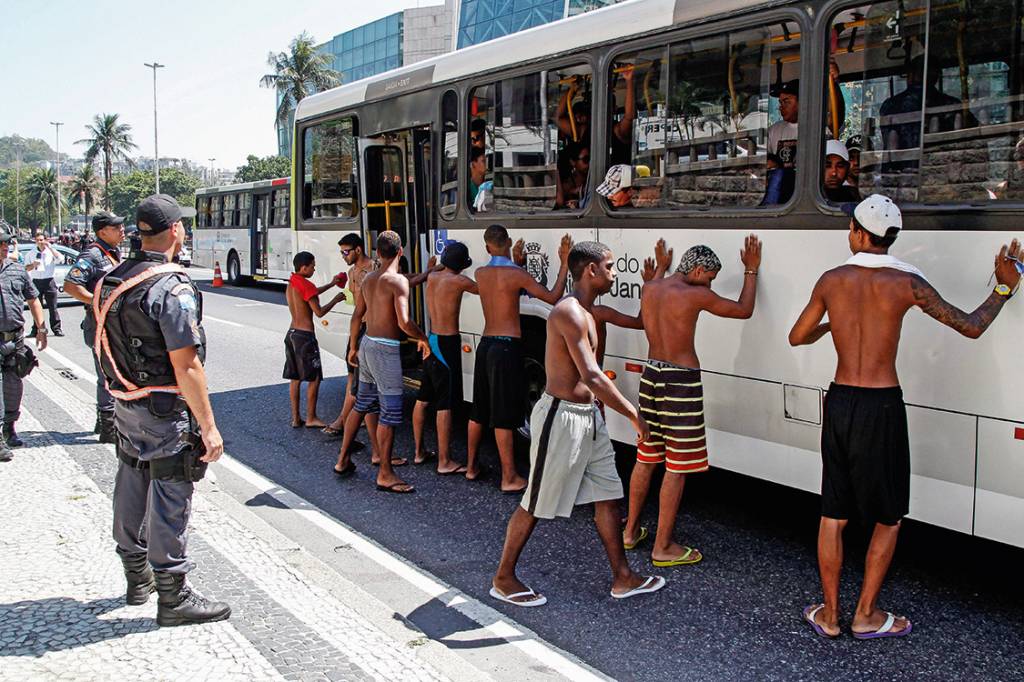 Fim do rolézim – Revista policial de jovens da periferia que foram à praia, em 2015: a realidade da ficção de Geovani Martins
