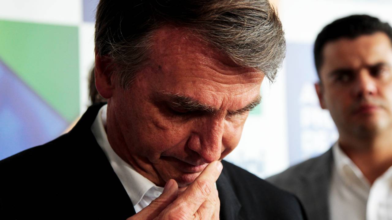 O pré-candidato à Presidência da República, Jair Bolsonaro, fala com a imprensa em Curitiba (PR) - 29/03/2018