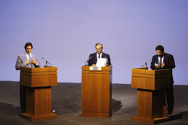 O jornalista Boris Casoy apresenta o último debate de televisionado antes das eleições entre Lula e Fernando Collor de Mello, em 1989. Em uma disputa acirrada, o petista é derrotado no segundo turno, e Collor é eleito com 53% dos votos. O jornalista Boris Casoy apresenta o último debate de televisionado antes das eleições entre Lula e Fernando Collor de Mello, em 1989. Em uma disputa acirrada, o petista é derrotado no segundo turno, e Collor é eleito com 53% dos votos.