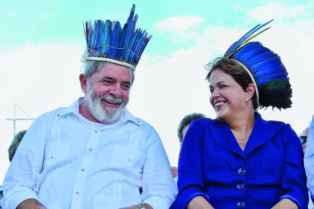 Lula acompanha a presidente na cerimônia de inauguração de uma ponte, em 2011. Lula acompanha a presidente na cerimônia de inauguração de uma ponte, em 2011.