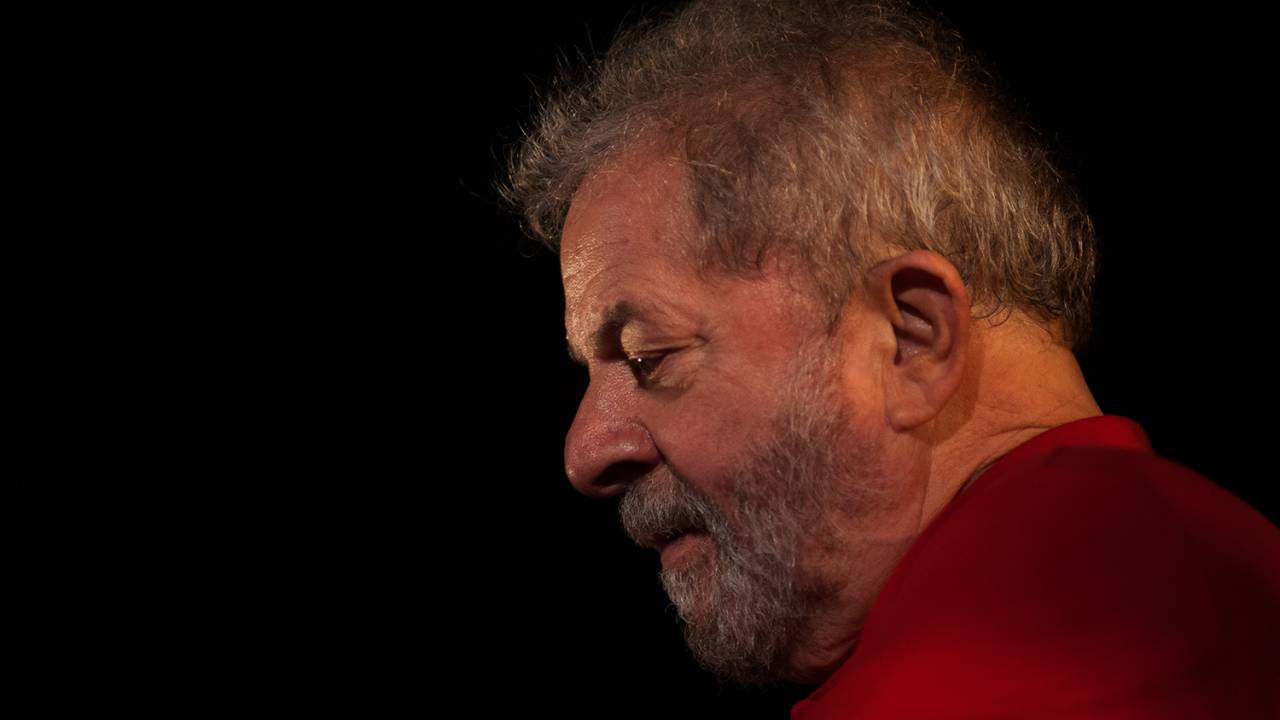 O ex-presidente Luiz Inácio Lula da Silva participa de ato contra o impeachment em frente ao Sindicato dos Metalúrgicos do ABC