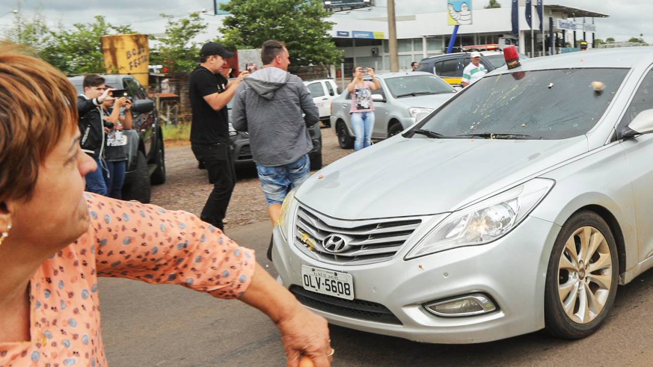 Manifestantes jogam ovos e pedras na comitiva do ex-presidente Luiz Inácio Lula da Silva (PT), na chegada da 'Caravana Lula Pelo Brasil' ao município de São Miguel do Oeste, interior de Santa Catarina - 25/03/2018