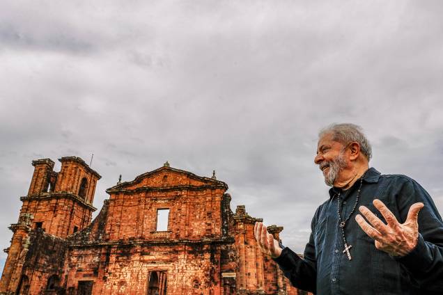 Na manhã de quinta-feira, 22 de março, horas antes do julgamento de seu habeas corpus preventivo no Supremo Tribunal Federal (STF), que pode impedir sua prisão ou aproximá-lo da cadeia, a caravana Lula pelo Brasil, que visita os estados do Sul do país, passou pela cidade de São Miguel das Missões, no Rio Grande do Sul, local visitado por ele e a ex-esposa Marisa Letícia nos anos 90, durante a Caravana da Cidadania. Acompanhado de Dilma Rousseff, visitou a cidade de São Borja, terra natal de Getúlio Vargas e João Goulart. Na manhã de quinta-feira, 22 de março, horas antes do julgamento de seu habeas corpus preventivo no Supremo Tribunal Federal (STF), que pode impedir sua prisão ou aproximá-lo da cadeia, a caravana Lula pelo Brasil, que visita os estados do Sul do país, passou pela cidade de São Miguel das Missões, no Rio Grande do Sul, local visitado por ele e a ex-esposa Marisa Letícia nos anos 90, durante a Caravana da Cidadania. Acompanhado de Dilma Rousseff, visitou a cidade de São Borja, terra natal de Getúlio Vargas e João Goulart.